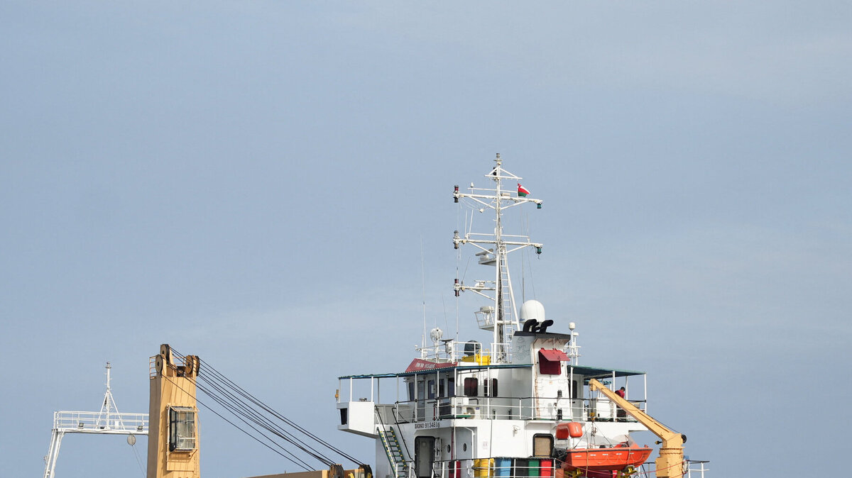 Oil Hits $100 as Iran Peace Talks Collapse, Trump Threatens Blockade